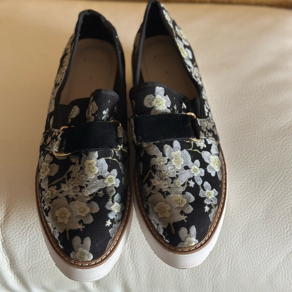 Zara Shoes made of shiny brocade with a pattern and white soles.Size 40 (fit 39) - Picture 2 of 13